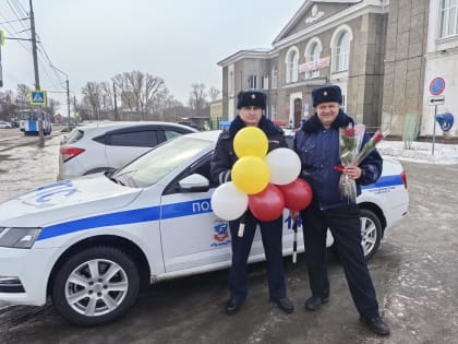 Сотрудники Госавтоинспекции провели акцию «Цветы для автоледи»