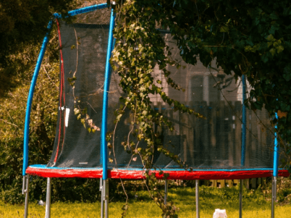 Семилетний мальчик сломал позвоночник на батуте в Барнауле. Это не первый случай в городе