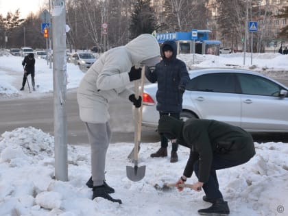 Депутаты Молодежного Парламента Барнаула и народные дружинники Ленинского отряда помогают в очистке от снега и льда улиц города