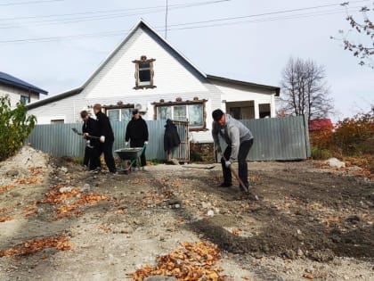 Бетонная площадка для прогулок: помощь от волонтеров в Барнауле