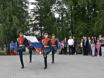 Празднование Дня России в Барнауле началось с поднятия государственного флага