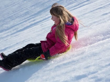 В Бийске не торопятся прощаться с новогодней атрибутикой