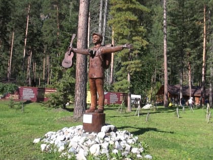 Что происходит на фестивале деревянной скульптуры в Алтайском районе?