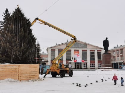 В Рубцовске завершается строительство снежного городка на площади Ленина