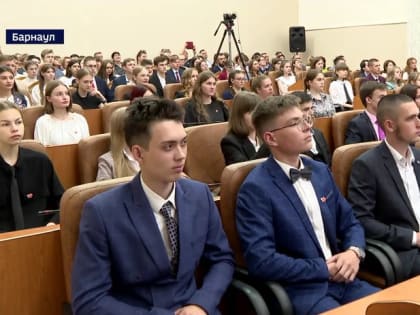 Губернатор Виктор Томенко встретился с лучшими выпускниками 2023 года