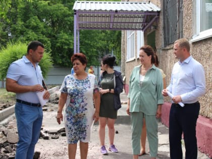 По программе инициативного бюджетирования в Барнауле благоустраивают территорию детского сада №177