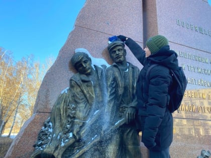 В преддверии Дня неизвестного солдата волонтёры провели акцию по очистке от снега памятников и мемориалов Октябрьского района