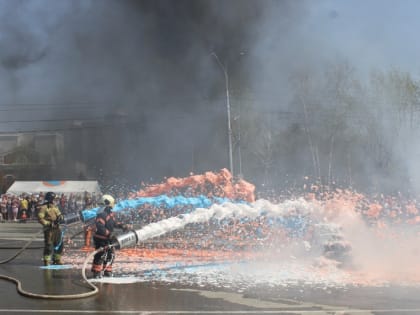 В Барнауле спасатели разрезали автомобиль и потушили пожар на площади Свободы