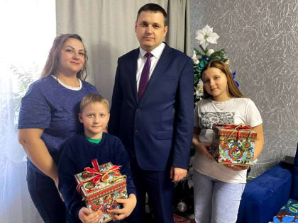 Глава Ленинского района вручил новогодние подарки детям участников СВО