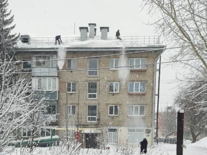 Территорию Октябрьского района продолжают очищать от снега и наледи