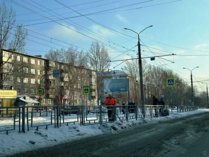 Ленинский район продолжают очищать от снега