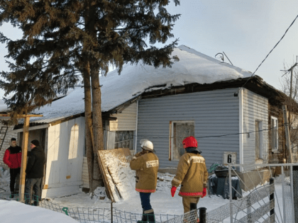 Спасатели на Алтае извлекли из-под завалов пенсионерку после обрушения потолка