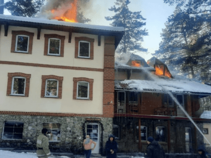 В Республике Алтай произошел пожар на турбазе "Троя"