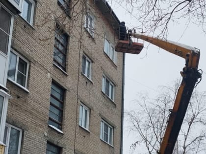 На территории Октябрьского района очищают от снега и наледи придомовые территории и кровли
