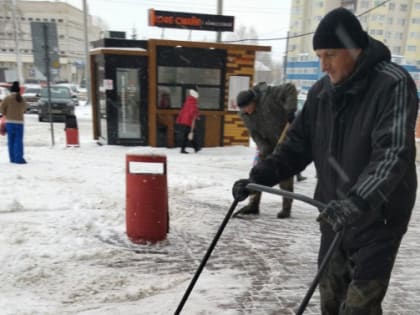 Уборка территорий после снегопада в Барнауле