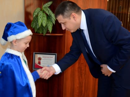Глава администрации Ленинского района вручил желанный подарок участнику акции «Елка желаний»