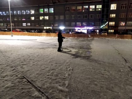 У барнаульского ТРЦ Galaxy начали заливать каток