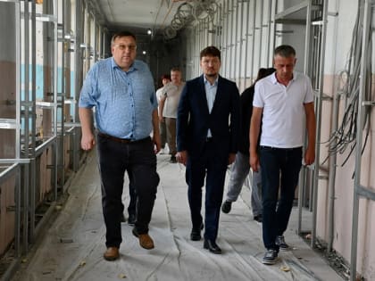 Максим Банных оценил ход капитального ремонта школы №5 в Алейске