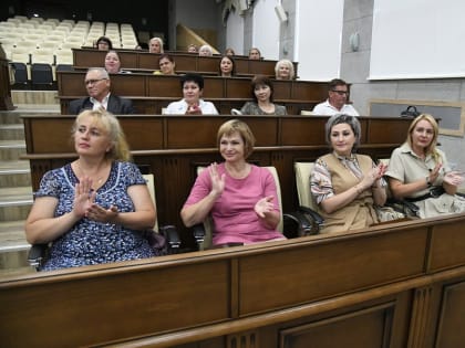 Медицинских работников Барнаула наградили в преддверии профессионального праздника