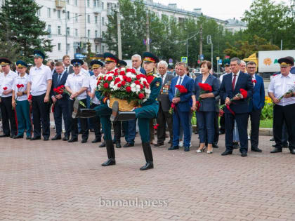 В Барнауле в День памяти и скорби возложили цветы к Мемориалу Славы