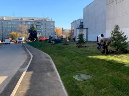 В Барнауле вдоль здания АГУ появились новые тротуар и газон