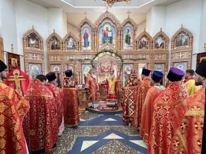 В четверг Светлой седмицы митрополит Сергий и епископ Антоний совершили Божественную литургию  храме в честь Введения во храм Пресвятой Богородицы в пос. Павловска