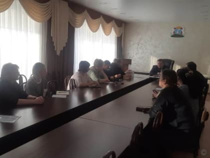 Управляющие компании продолжают очищать кровли и придомовые территории Октябрьского района от снега и наледи