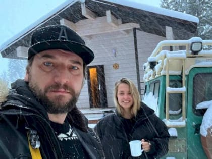 Пара известных российских актеров проводит отдых на Семинском перевале