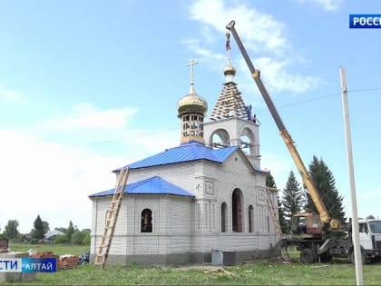 В селе Ануйское Смоленского района установили купола на строящийся храм