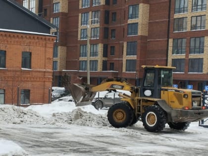 Коммунальные службы устраняют последствия снегопада в Центральном районе