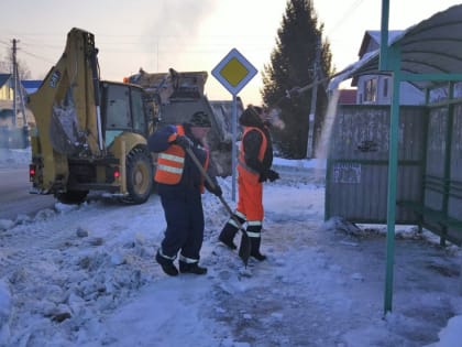 В Барнауле продолжают очищать дороги и тротуары от снега и наледи