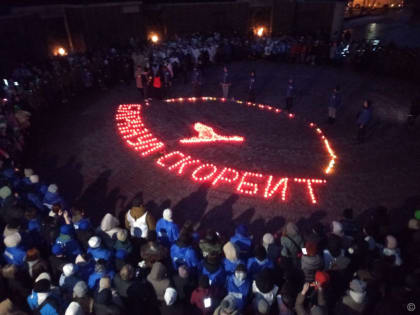 700 свечей зажглись в барнаульском Мемориале Славы в память о погибших в «Крокус Сити Холле»