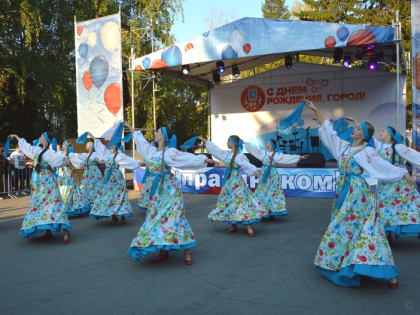 Любимый город – Барнаул: в Октябрьском районе массовым гуляньем отпраздновали день города