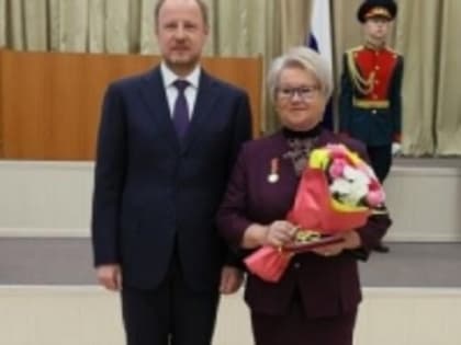 Накануне празднования Дня России  Губернатор Алтайского края Виктор  Томенко  вручил медаль Алтайского края «За заслуги в труде»  учителю русского языка и литературы  Большепанюшев