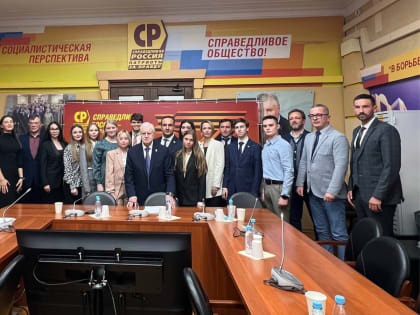 "Народ реагирует на слово "политик" одинаково!" Александр Терентьев  побывал на встрече с победителями "Политшколы Молодежи СПРАВЕДЛИВОЙ РОССИИ" и поз