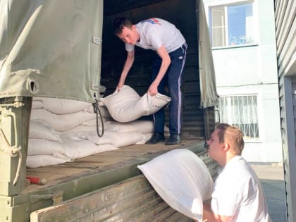 Молодогвардейцы Алтайского края организовали погрузку гуманитарной помощи на Донбасс