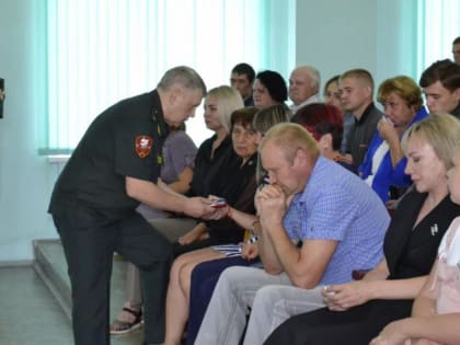 В Рубцовске семьям погибших при исполнении воинского долга росгвардейцев передали награды