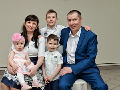 Преподаватель колледжа АлтГУ и многодетная мама Оксана Бордачева поздравляет с Днем матери