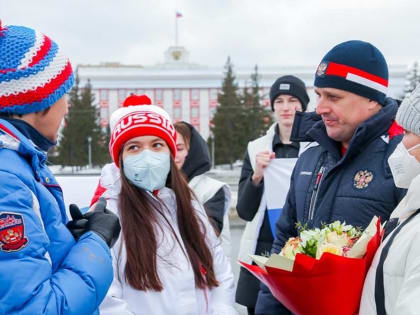 Руководитель Фракции «Единая Россия» в БГД  Вячеслав Перерядов вместе с активистами встретил паралимпийскую спортсменку Таисью Форьяш