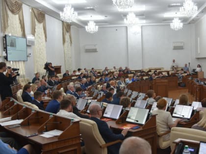 Алтайские депутаты заслушали отчет, изменили Устав, увеличили бюджет и социальные выплаты медикам
