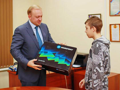 Депутаты АКЗС исполняют желания школьников Алтайского края