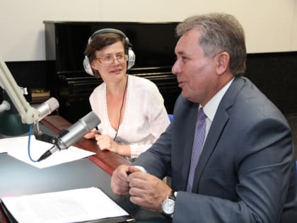 Губернатор Виктор Томенко и спикер АКЗС Александр Романенко поздравили жителей края с Днем радио