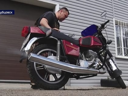 В Рубцовске энтузиаст отечественной мототехники реставрирует «ИЖ-350»