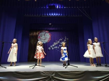 Хабарские артисты поздравили матерей района праздничным концертом