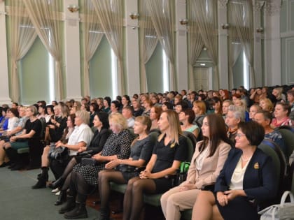 В Октябрьском районе прошло торжественное награждение работников образования