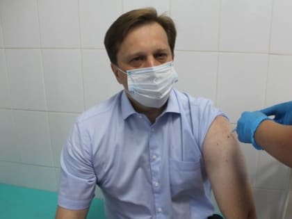 Министр здравоохранения края Дмитрий Попов поставил вторую дозу вакцины от ковида
