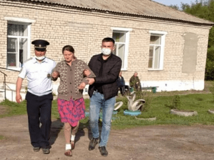 Полицейские в Алтайском крае спасли провалившуюся в расщелину пенсионерку