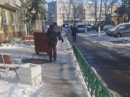 Очистка дворов от наледи в Индустриальном районе