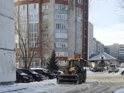 Выполняется очистка дворовых территорий в выходные дни