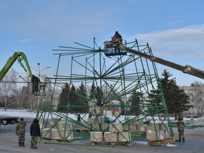 В Барнауле на площади Сахарова приступили к строительству новогоднего городка